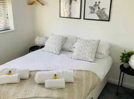 Bright & Modern 3 Bed Home with Garden in Farnham