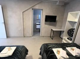 #115 Suíte cama casal e solteiro c/ vaga - Centro, hotel u gradu Itatiba