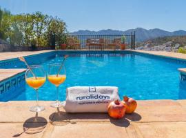 Villa Luz de Luna Guaro by Ruralidays, hotel a Guaro
