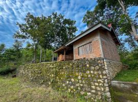 Enjoy Sunrise Pacitan Private Cabin، مكان تخييم في Tamperan