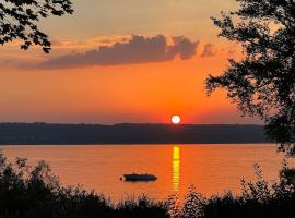 Viesnīca Ferienhaus Ammersee Traum von Bett und Terrasse pilsētā Heršinga
