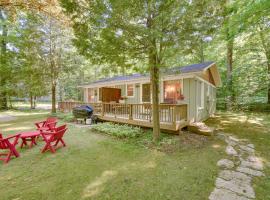 Pine Cottage Duplex with Deck Walk to State Park!, hotel di Ephraim