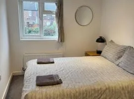 Luton Town Homestay - Near AIRPORT & Train Station, High Speed Internet