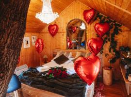 DOMEK NA DRZEWIE z ręcznie rzeźbioną wanną, hotel en Stare Miasto