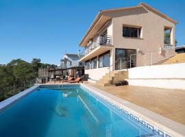 Mima House with Pool, hotel u gradu Canyelles