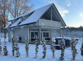 Tytuvėnai에 위치한 호텔 Namelis ant ežero kranto "Giliaus Elingas"