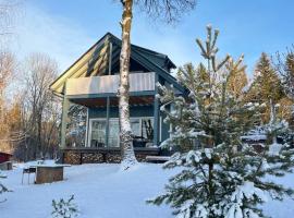 Namelis ant ežero kranto "Mėlynas namelis", hotel de playa en Tytuvėnai