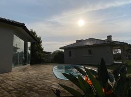 Casa com piscina para amigos e família, hotel din Arroio do Sal