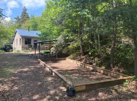 Le refuge d'Yzeron, gite autonome en pleine forêt pour 8 personnes, Hotel in Yzeron