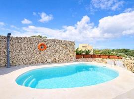 Peaceful Home with Private Pool and Rooftop Jacuzzi โรงแรมในซากฮรา