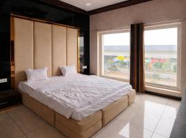 The Golden Wings Hotel, hotel Dewās városában