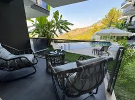 Stylish Lounge Apartment with Pool & Views
