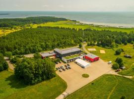 Kassari Puhkekeskus, hotel com banheiras de hidromassagem em K&auml;ina