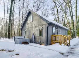 Roscommon Chalet with Hot Tub Near Higgins Lake!