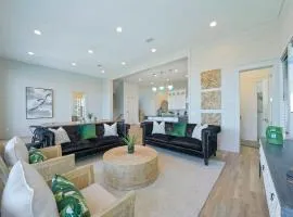 Scarlett's Beach Heaven - Luxury Beach House with Rooftop Views and Pool