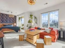 The Revive Loft with Balcony, Workspace and Bikes