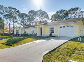 Peaceful Palm Bay Retreat w/ Spacious Yard!, hotel a Palm Bay