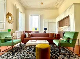 Luxury apartment with large terrace and jacuzzi next to famous historic walls of Lucca, hotel a Lucca