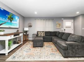 Sunlit Renovated Home, BBQ, Porch & Trails Nearby, מלון בBella Vista