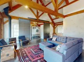 Ski, Hike and Explore Vermont Family Farmhouse!