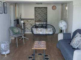 Maison créole T4 avec parking - Sainte Clotilde: Saint-Denis şehrinde bir otel