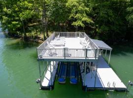 Norris Lake Retreat w Private Dock, Gentle Lake Access, Sleeps 13, SXS nearby, hotel v destinaci Jacksboro