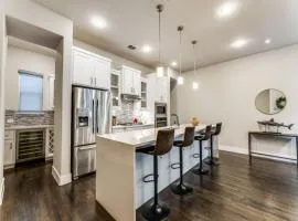 Cozy 3BR Luxury Townhome Near Uptown Skyline WFH Friendly
