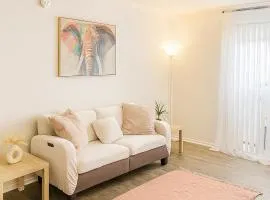 Hollywood Hills Haven - Resort Living Near Universal Studios & Warner Bros