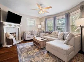Stylish Lakeside Living - walk to the beach