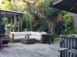 Cabins on Tudor bed & breakfast, hotel dengan parking di Motueka