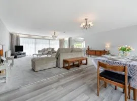 3 Bed in Stepaside oc-h32040