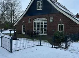 Huize Kroezzz sfeervolle authentieke vakantie woning met 3 slaapkamers, omheinde tuin en honden welkom