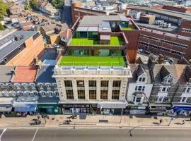 Modern aparthotel 1 minute away from Ilford station 20 minutes from Central London