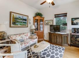 Work From Home Peaceful Conroe Escape with Patio!, hotel a Conroe