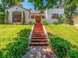 WeSTSiDE SPaNiSH BuNGaLOW -Hot Tub & Walk Downtown