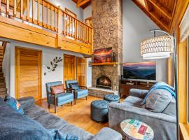 Family Cabin w Private Hot Tub- Game Rm- Disc Golf- Pets, hotel din Gatlinburg