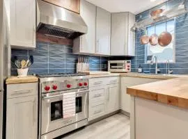 MaRVELOUS MiDCENTURY-Hot Tub 5 Blocks to Downtown