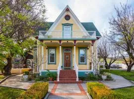ViCTORIAN ViLLA-Hot Tub Pool Table Fabulous Yard