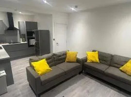 House - Sleeps 12 - Grove Park Station 8min walk