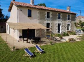 Villa Lucienne, maison de charme à la campagne, Hotel in Latillé