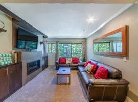 Quaint 1B/1BA Canyon Lodge Condo: Jacuzzi & More!