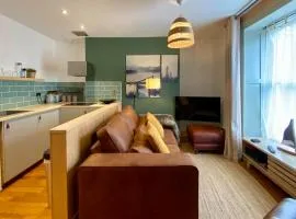 Stylish Cosy Town Centre Duplex - Close to Harbour