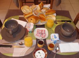 Chambres d'hôtes Le Petit Angle, bed & breakfast a Saint-Broladre