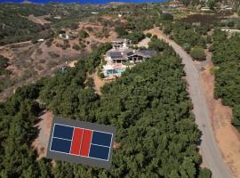 Private Pickleball Villa, Pool Oasis & Chic Casita, hotel em Fallbrook