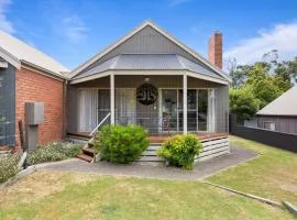 Luxury Spa Villa - Mountain Views Right in Town!