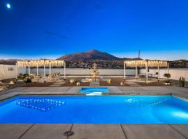 HUGE House in Joshua Tree/Yucca Valley with Pool & Hot Tub, хотел в Юка Вали