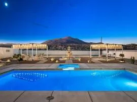HUGE House in Joshua Tree/Yucca Valley with Pool & Hot Tub