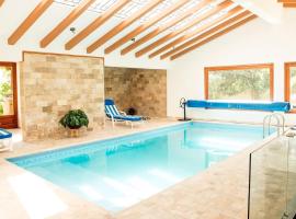 BUHO Luxury Guayllabamba Home BBQ Jacuzzi Pool: Quito'da bir otel