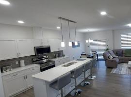 Kingsbury Palace - 2 Minutes from the Highway、Spruce Groveのホテル