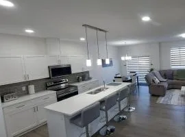 Kingsbury Palace - 2 Minutes from the Highway